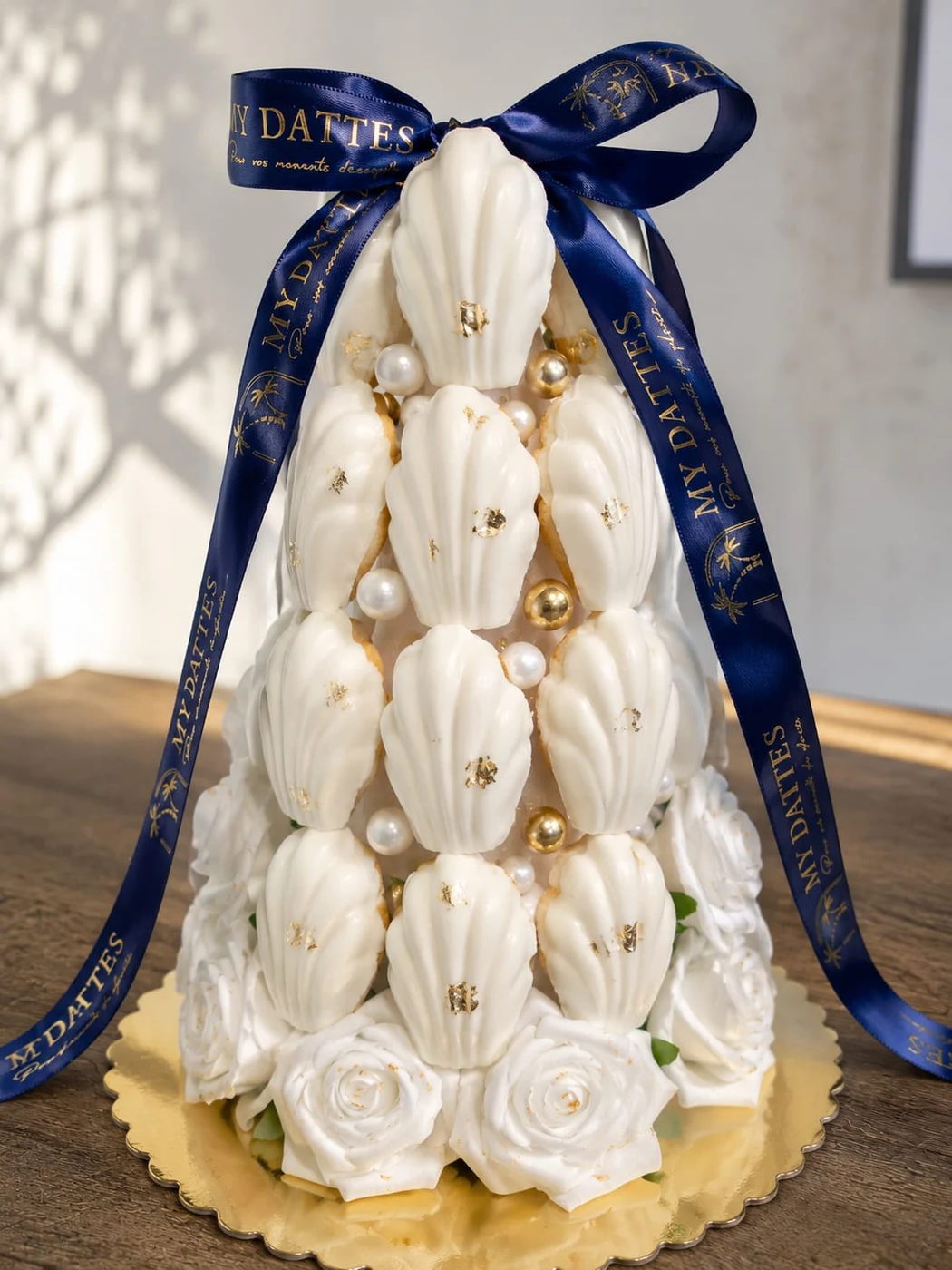 Pièce montée de madeleines My Dattes, glaçage blanc et ruban bleu marine