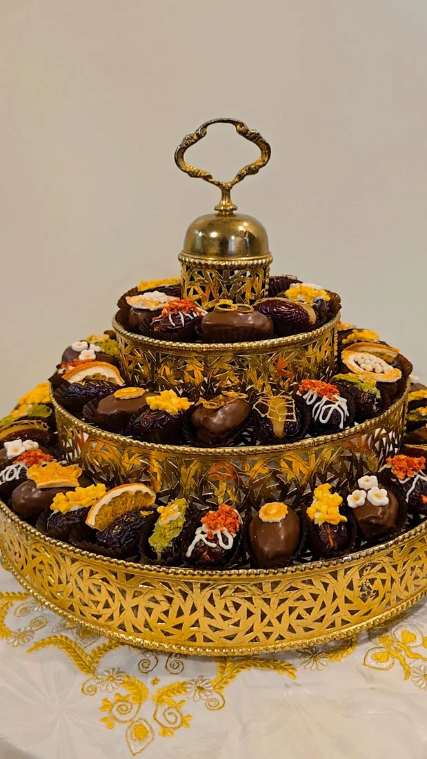 Présentoir doré surmonté d'une cloche décorative