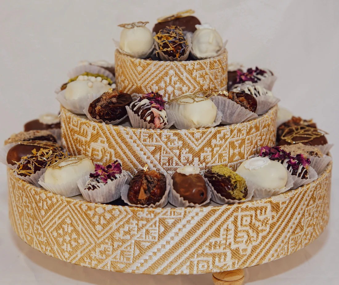 Présentoir à trois étages en tissu doré tissé