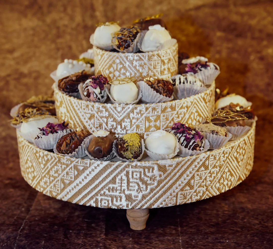 Présentoir à trois étages sur fond chocolat