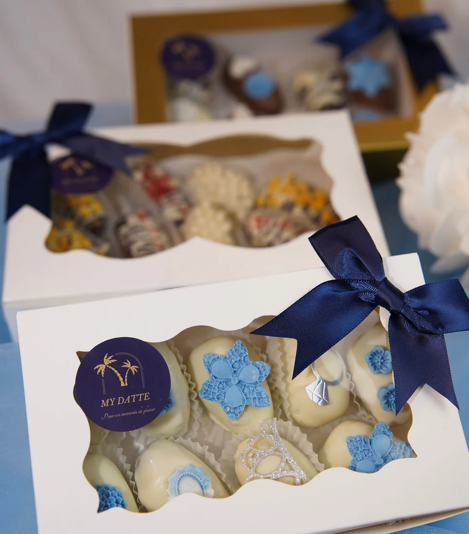 Boîtes cadeaux à ruban bleu, thème baptême